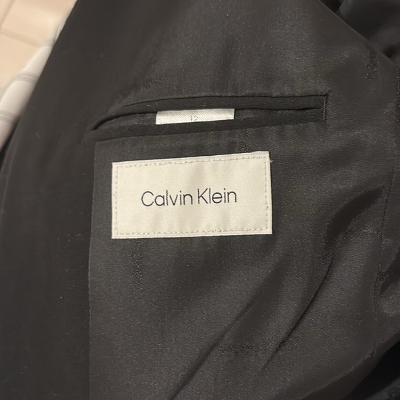 Boys suit Calvin Klein, gently used - Picture 4 of 4